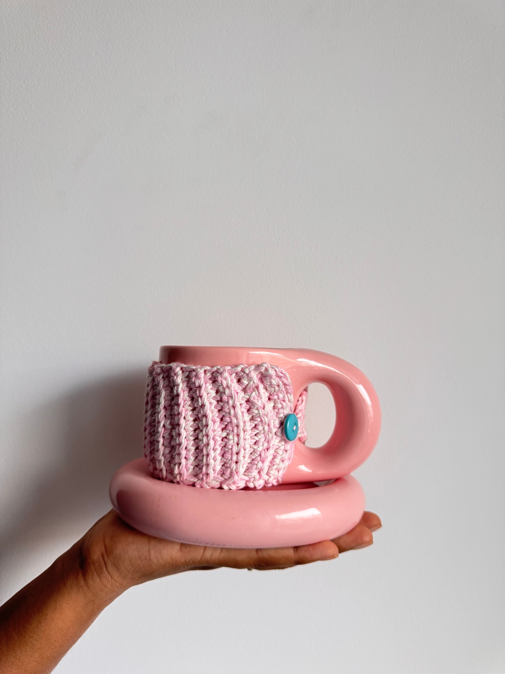 mug hug rose pour tasse goûter en céramique. Manchon en laine pour mug