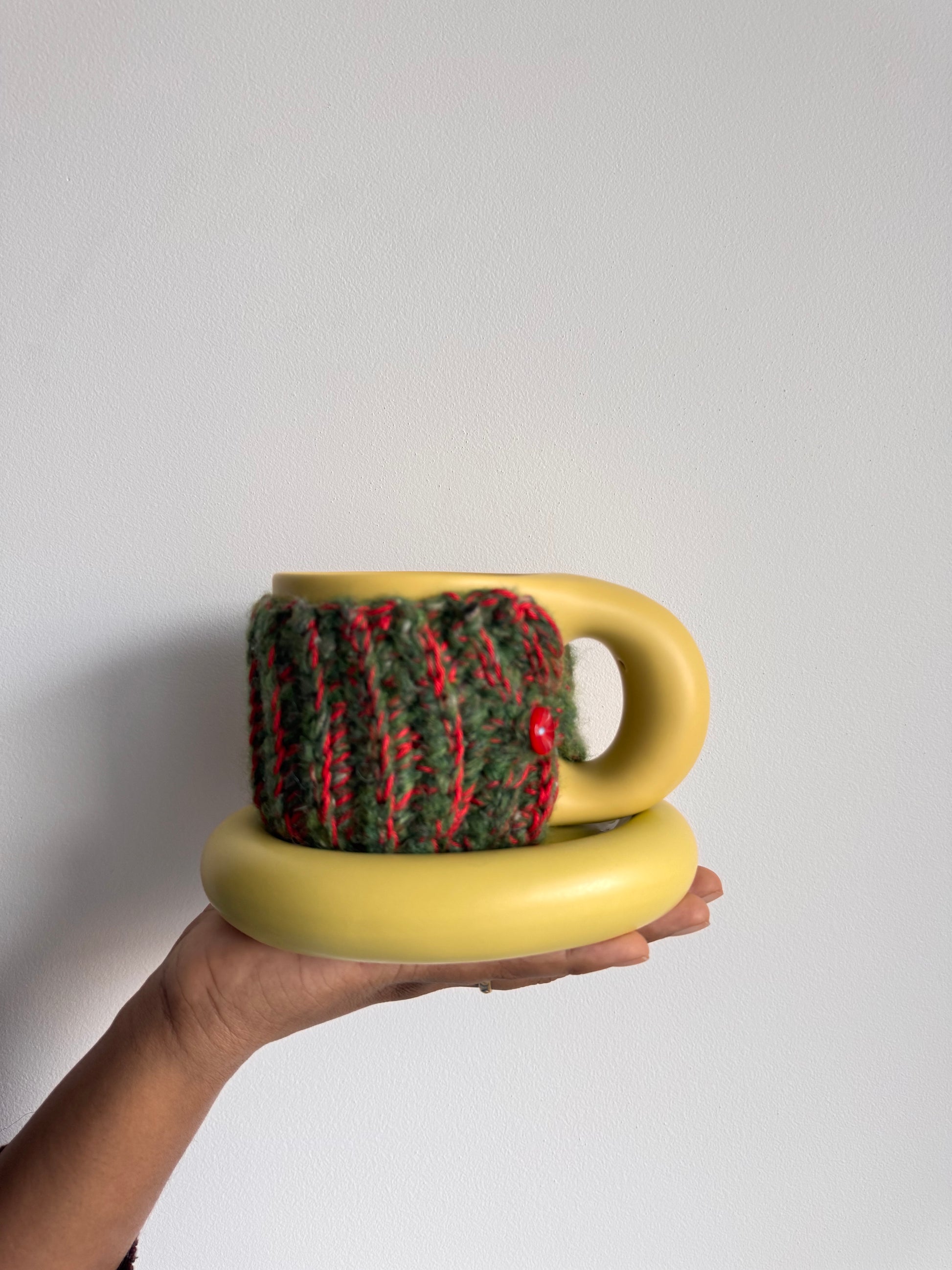 mug hug vert rouge pour tasse goûter en céramique. Manchon en laine pour mug vert